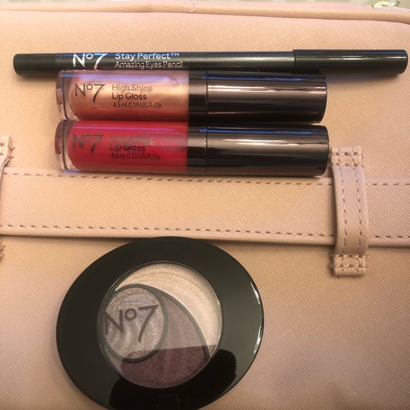 No7 vanity case with eye pencil, lip gloss and eye shadow - Picture 3 of 7